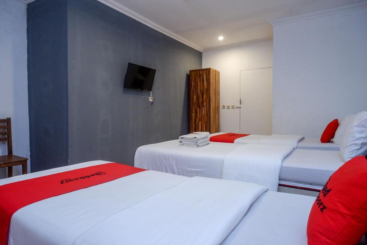 Отель Reddoorz Syariah Near Plengkung Gading 2 Джокьякарта Экстерьер фото