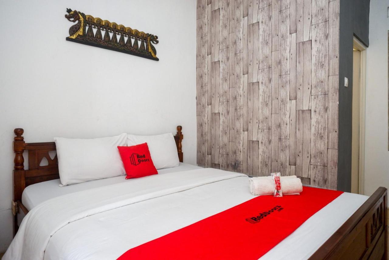 Отель Reddoorz Syariah Near Plengkung Gading 2 Джокьякарта Экстерьер фото