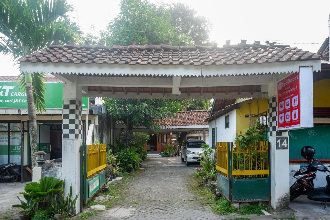 Отель Reddoorz Syariah Near Plengkung Gading 2 Джокьякарта Экстерьер фото