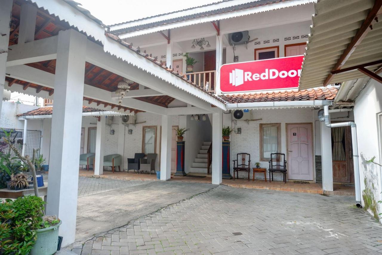 Отель Reddoorz Syariah Near Plengkung Gading 2 Джокьякарта Экстерьер фото